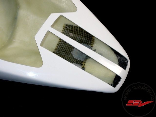 Suzuki_sv650,1000_03-_seat_open_street_holders2