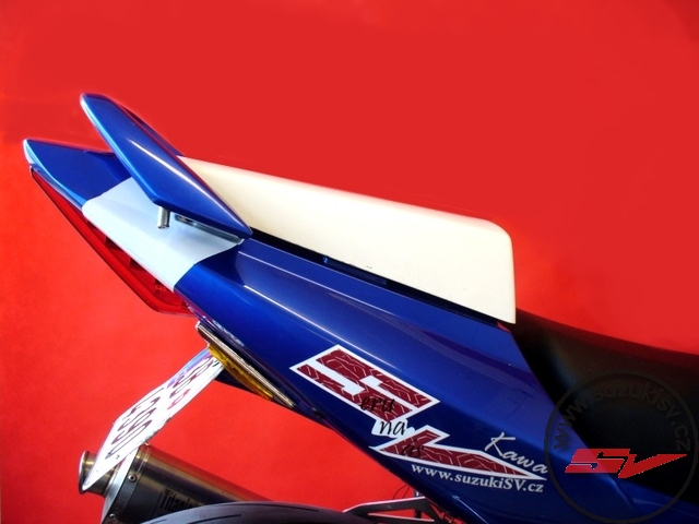 Suzuki_sv650,1000_seat_cowl_on_bike2