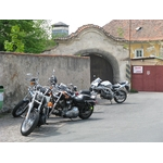 Hřbitovní kostel s kostnicí.