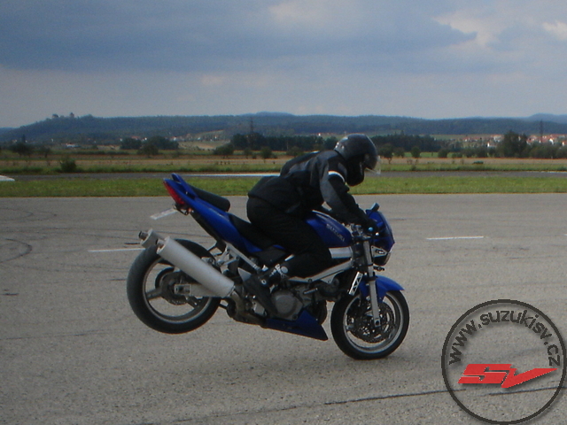 SV1000_stoppie1