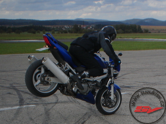 SV1000_stoppie2