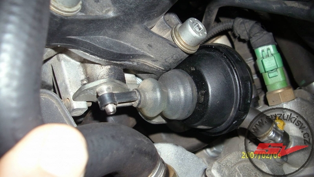 ovládání klapky sání detail